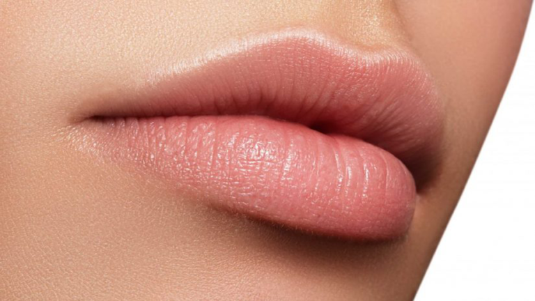 أسباب سواد الشفاه وطرق علاجها المنزلية