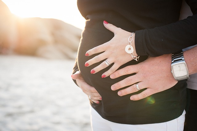 هل الحركة الكثيرة تضر بالحامل البكرية في الشهر الأولى
