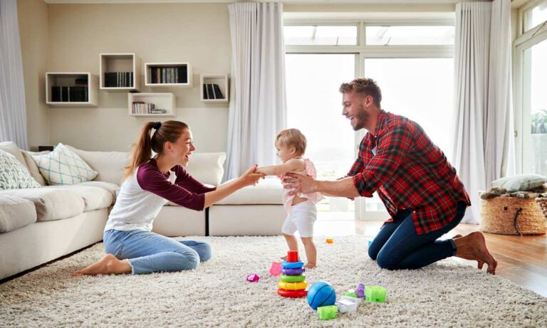 متى يمشي الطفل الرضيع