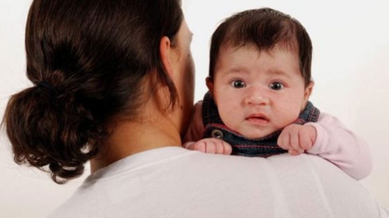 الحزق عند الرضع أسباب وطرق العلاج