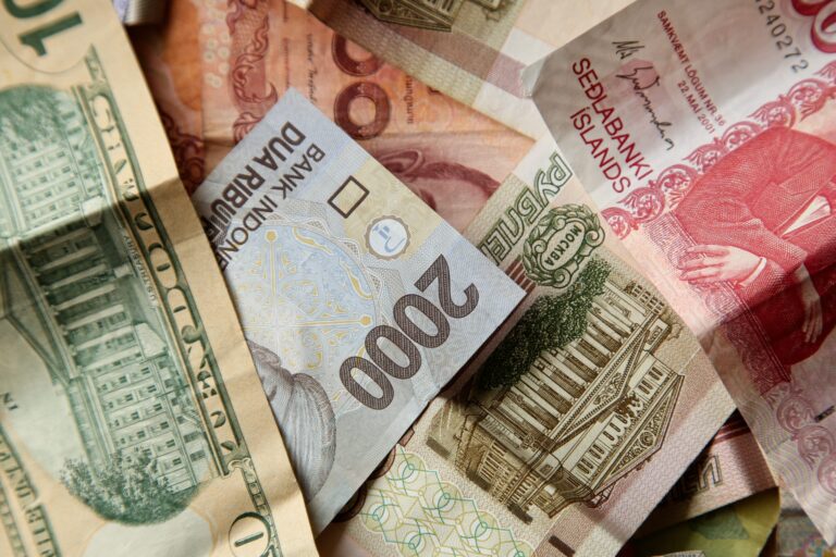 العملات الرئيسية الستة في العالم
