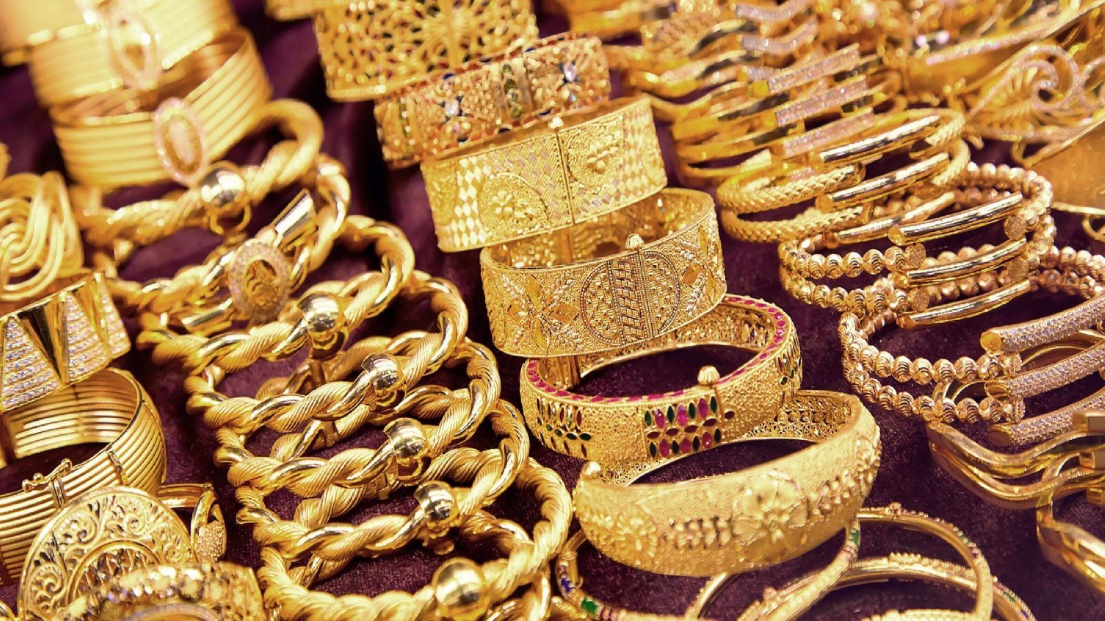تفسير الذهب في الحلم للنساء ورمز إهداء الذهب