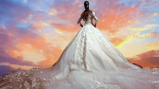 تفسير لبس فستان الزفاف