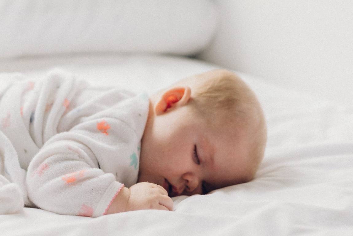نوم الرضيع على بطنه أضرار وفوائد