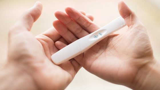 هل نزول إفرازات بيضاء في موعد الدورة من علامات الحمل