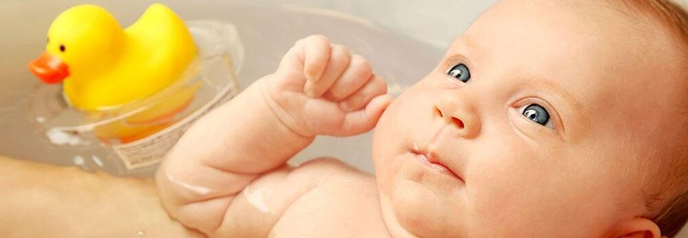 لماذا يجب تجنب استحمام الطفل وهو جائع أو بعد الرضاعة مباشرة