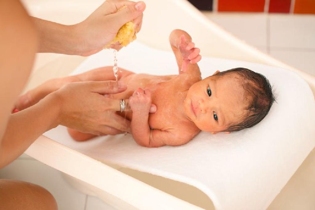 فوائد الاستحمام للطفل الرضيع