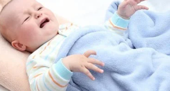 النوم المتقطع من علامات التسنين عند الأطفال