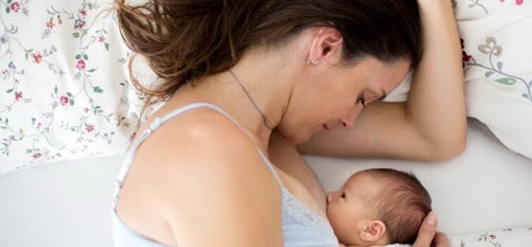 هل الرضاعة الطبيعية تضعف مناعة الأم