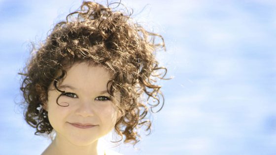 علاج الشعر الكيرلي للأطفال