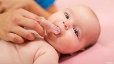 رائحة فم الرضيع عند التسنين