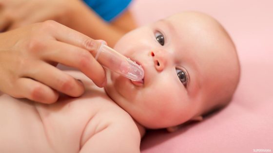 رائحة فم الرضيع عند التسنين