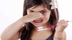 سبب رائحة الفم الكريهة عند الأطفال عند الاستيقاظ من النوم