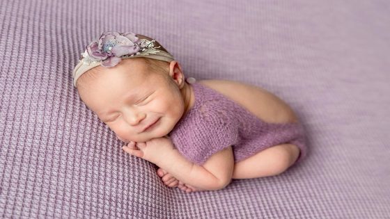 ما أسباب ضحك الرضيع أثناء النوم