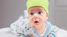متى يرى الرضيع بوضوح ومراحل تطور الرؤية عند الرضيع