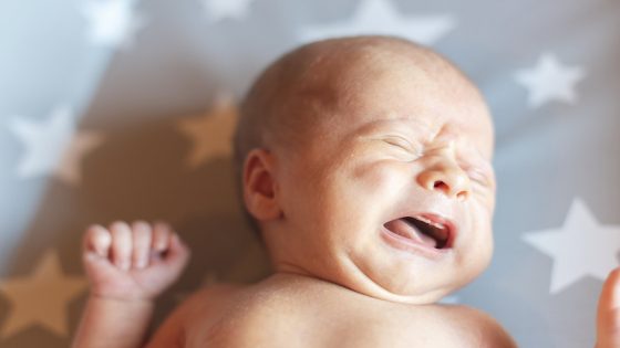 10 أسباب محتملة لبكاء الطفل الرضيع ونصائح لتهدئة طفلك