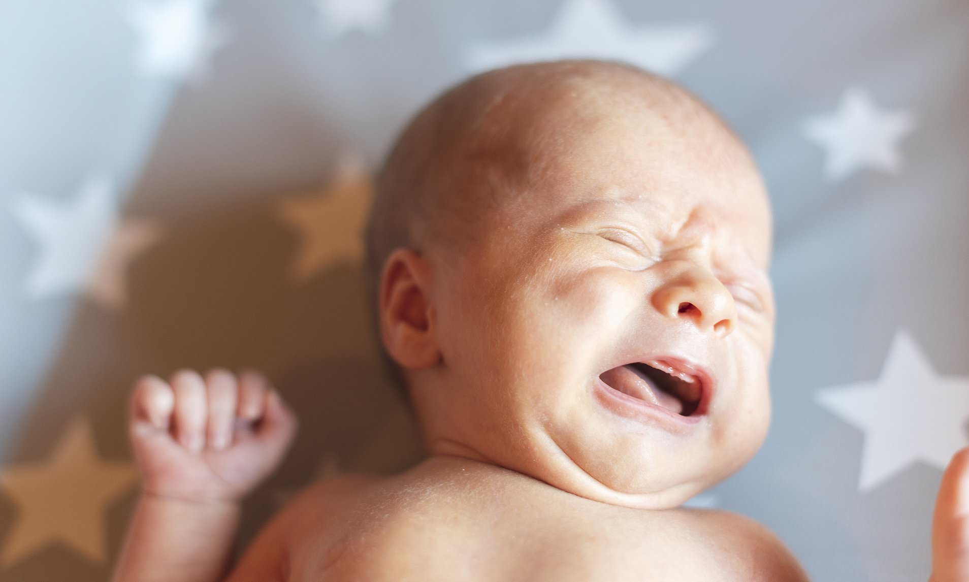 10 أسباب محتملة لبكاء الطفل الرضيع ونصائح لتهدئة طفلك