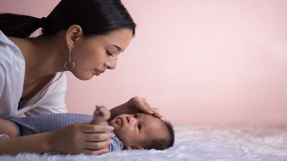 ما سبب حركة رأس الطفل الرضيع يمين ويسار