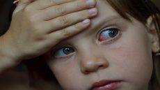 أسباب احمرار العيون عند الأطفال وأبرز طرق العلاج