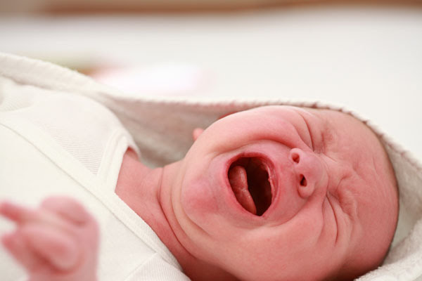 بكاء الرضيع الشديد صفاته وأسبابه وطرق التعامل معه