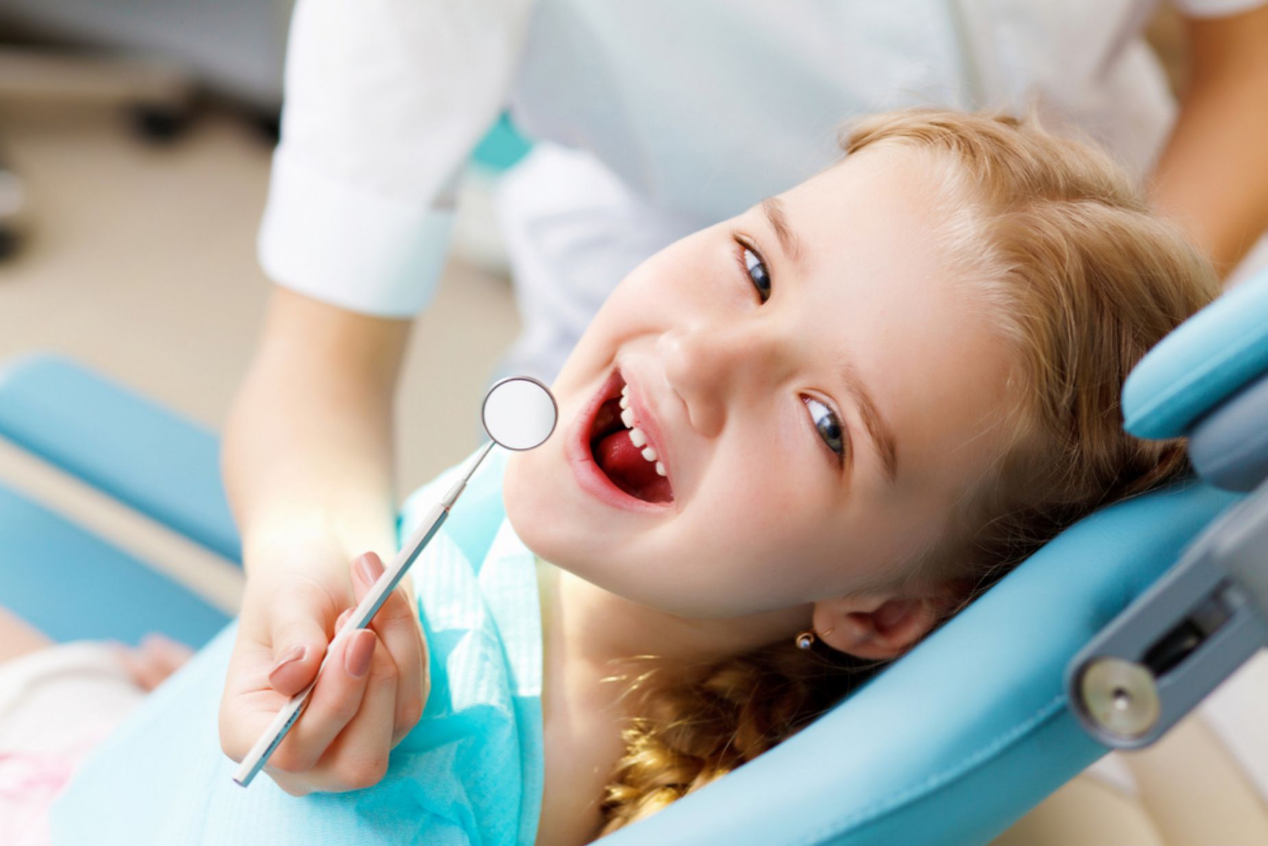 8 نصائح طبية للاهتمام بأسنان طفلك وحمايتها من التسوس