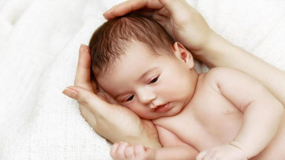 ما طرق تعديل رأس الطفل الرضيع