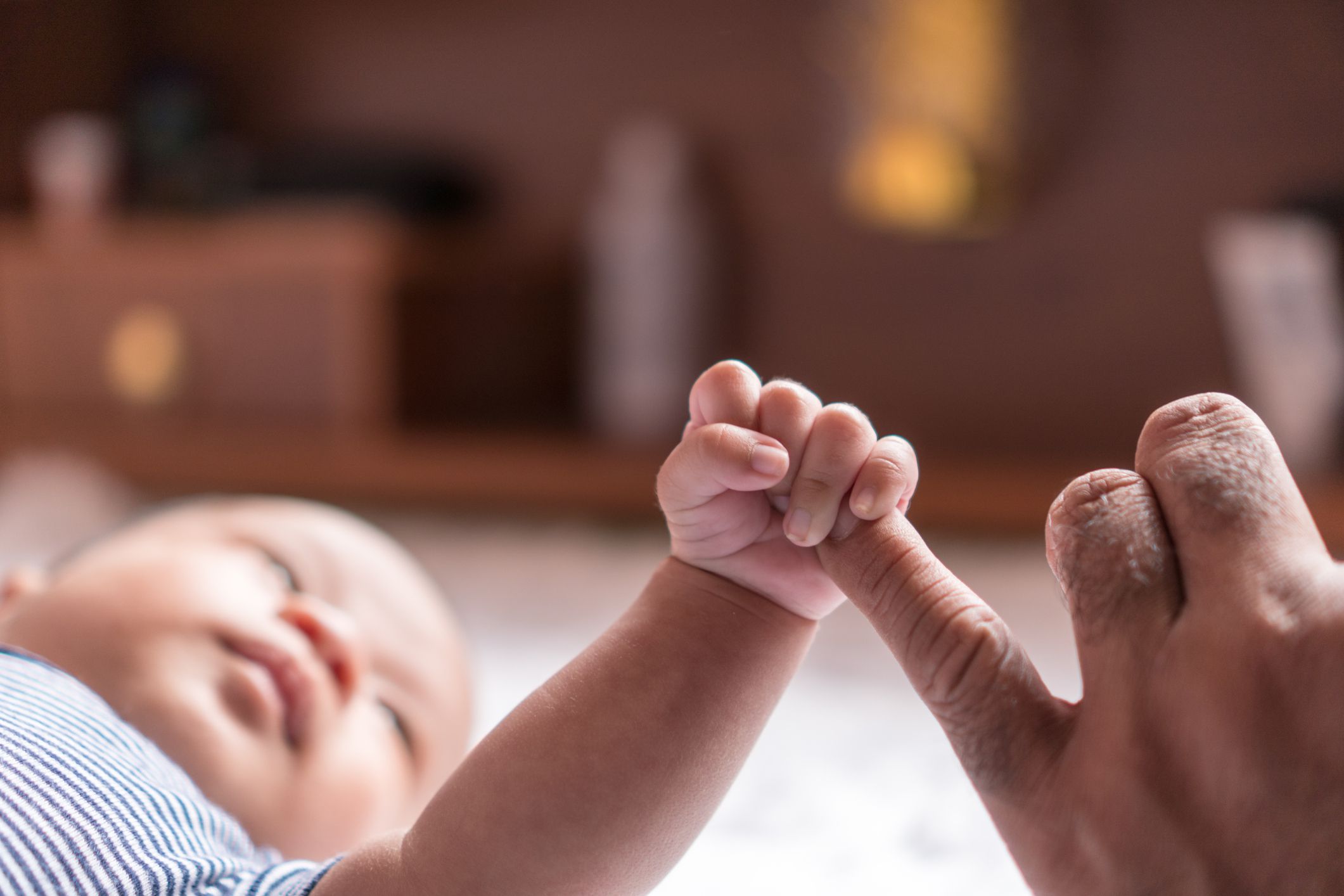 المنعكسات والحركات اللاإرادية الطبيعية عند الأطفال الرضع