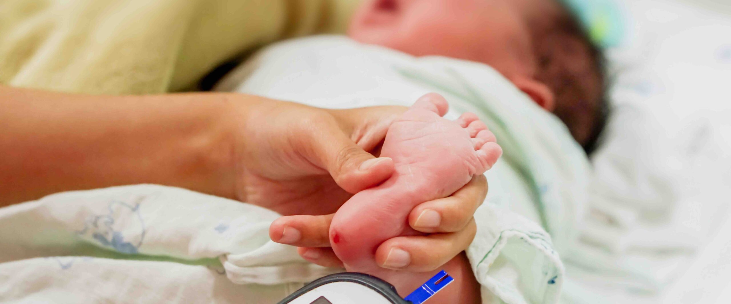 كيفية تشخيص انخفاض السكر عند الأطفال حديثي الولادة