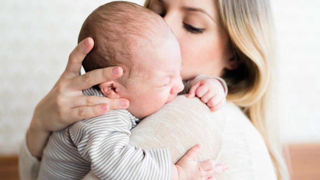 ما أسباب عصبية الرضع أثناء الرضاعة