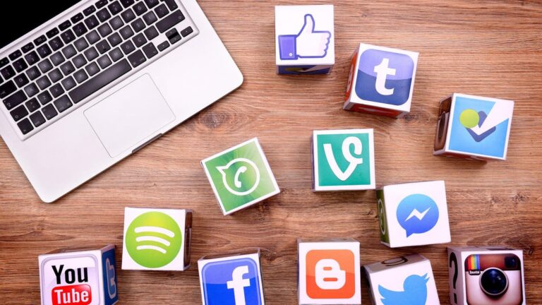 تعرف على تاريخ مواقع التواصل الاجتماعي قبل فيسبوك