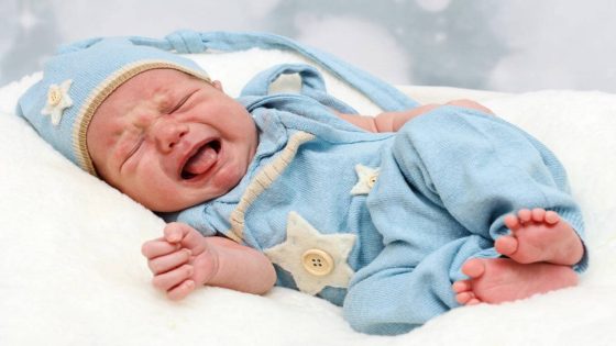 أسباب بكاء الطفل أثناء النوم علاج بكاء الطفل ليلا