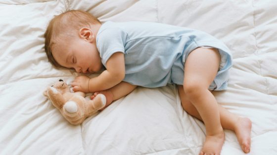 أسباب كثرة حركة الطفل أثناء النوم