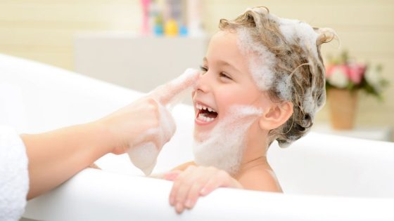 أفضل وصفات طبيعية لتنعيم شعر الأطفال