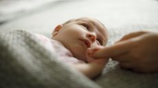أفضل وضعية لنوم الرضيع المصاب بالزكام
