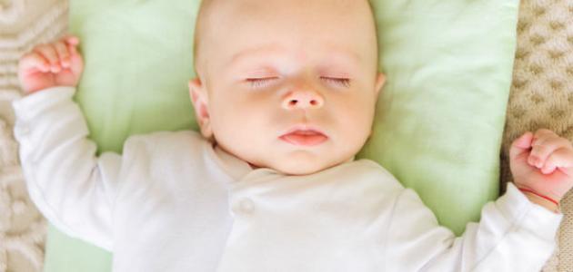 أفضل وضعية لنوم الرضيع المصاب بالزكام