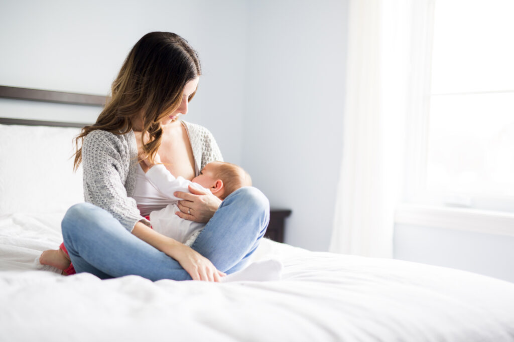 العوامل التي تؤثر على وقت الرضاعة الطبيعية من سن يوم لـ3 شهور