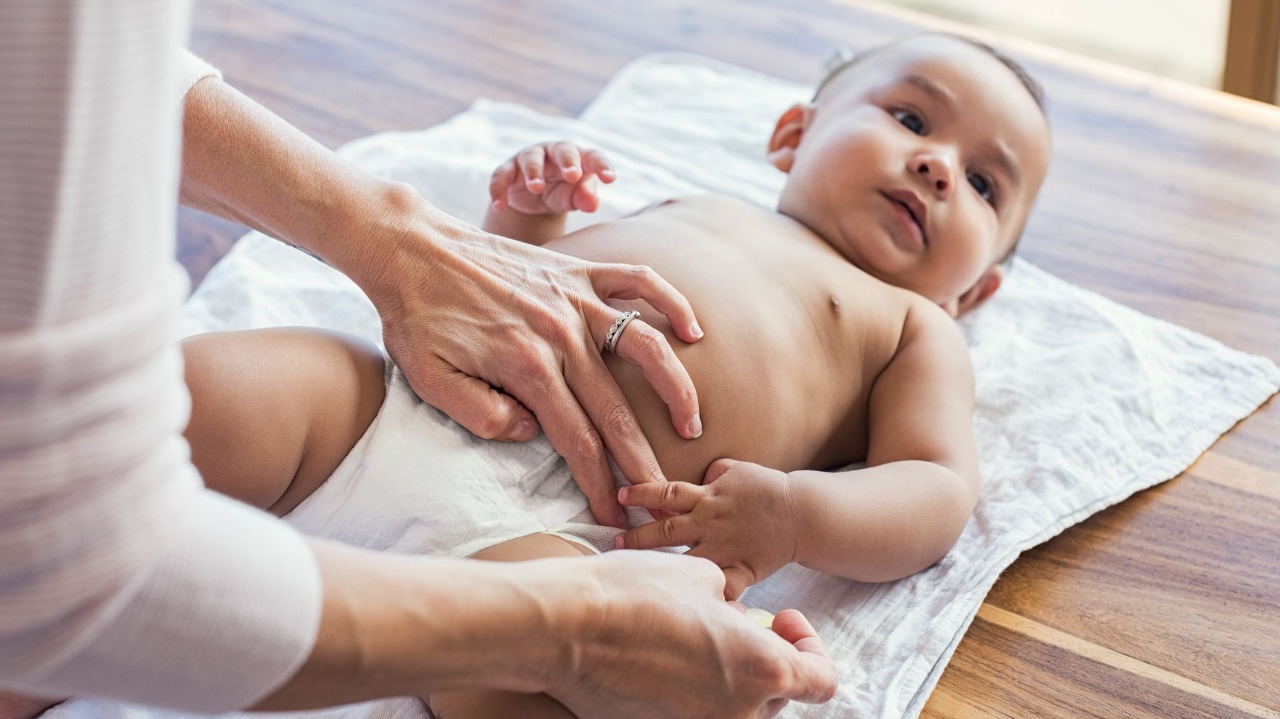 رغوة في براز الرضيع أبرز أسبابه وطرق علاجه السليمة