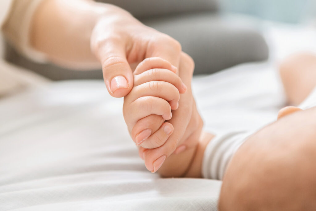 قبضة يد الطفل الرضيع