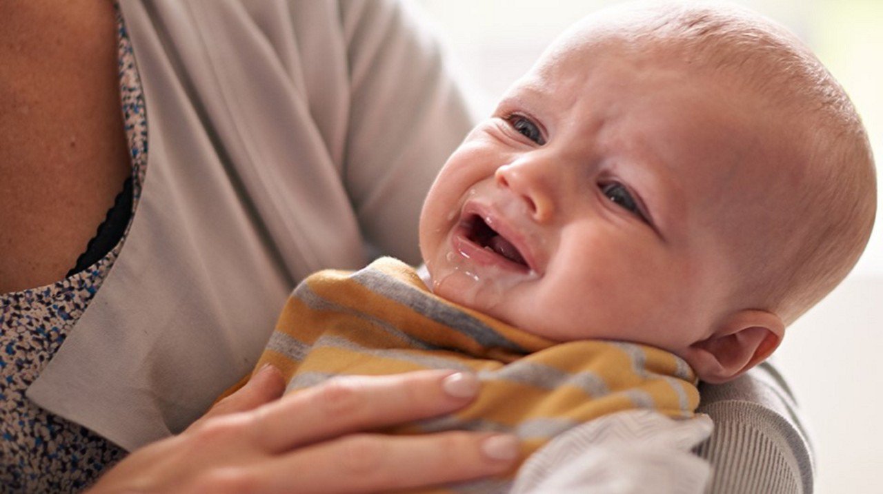 كيفية التعامل مع القيء المتكرر عند الأطفال الرضع