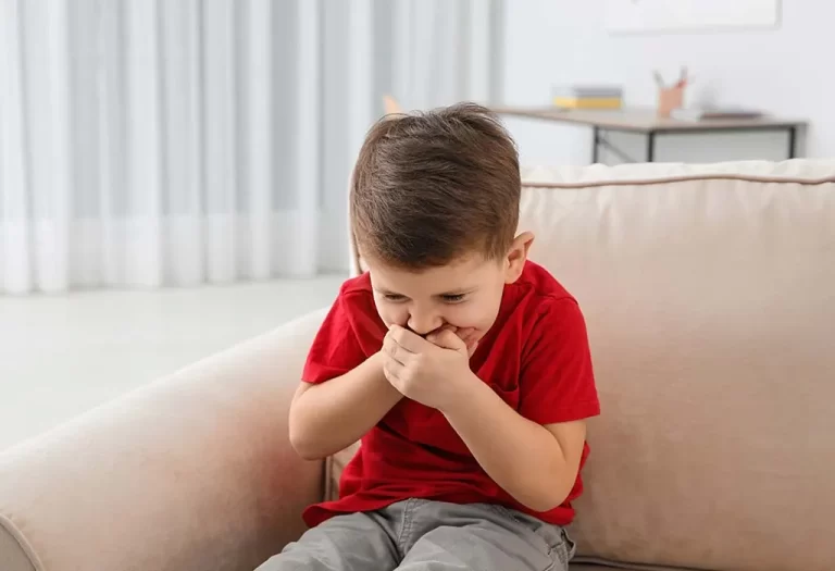 كيفية التعامل مع حالات القيء والإسهال لدى الأطفال