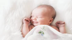 لماذا يضحك الطفل الرضيع أثناء النوم