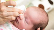 ما خطورة علاج التهاب عين الرضيع بحليب الأم