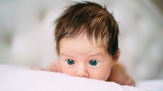 ما مراحل نمو شعر الطفل الرضيع وكيفية العناية به