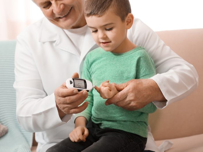 ما معدل السكر الطبيعي عند الأطفال وما هي أعراض اختلاله