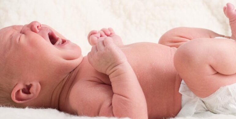 أعراض المغص عند الأطفال حديثي الولادة