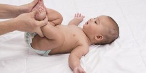 نصائح لمساعدة الطفل الرضيع على التبرز