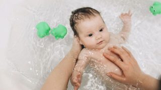 الأمور التي ينبغي مراعاتها عند استحمام الطفل في الشتاء