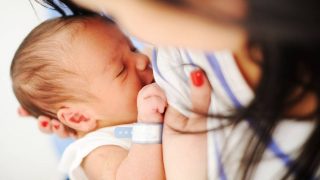 هل حليب الرضاعة الطبيعية يسبب الصفراء للطفل