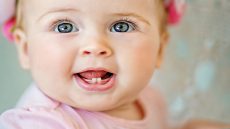 هل ظهور الناب عند الرضع قبل الأسنان طبيعي