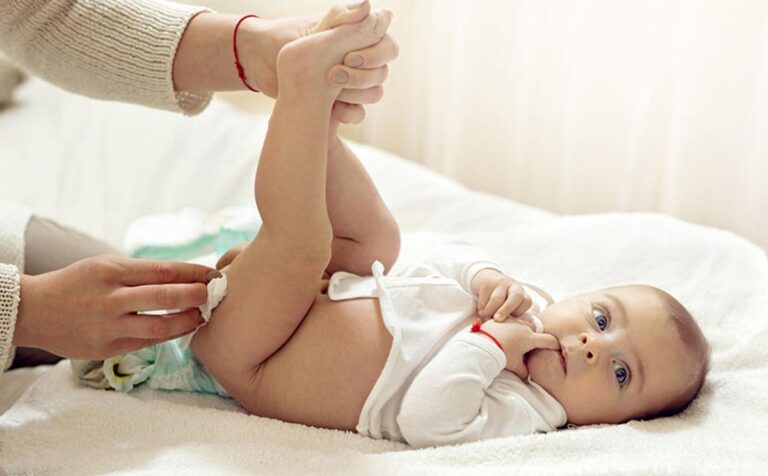 هل عدد مرات تبرز اﻷطفال يعتمد على نوع الرضعة